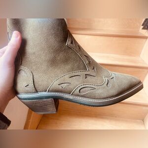 NWOT Kelsi Dagger Brooklyn women’s suede ankle boots size 9, never worn